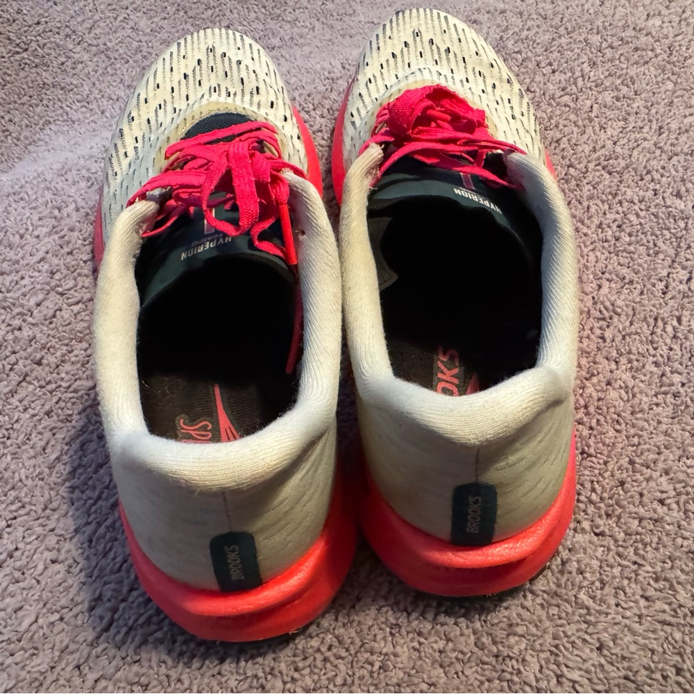 Brooks Hyperion Tempo Shoes in Gray / Neon Pink - Picture 7 of 8